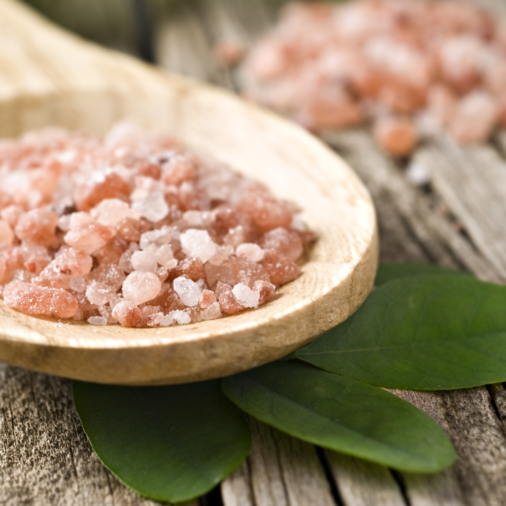 Соль гималайская розовая пищевая польза и вред. Розовая соль. Розовая Гавайская соль. Красная соль гималайская. Розовая соль маленькими кусочками.